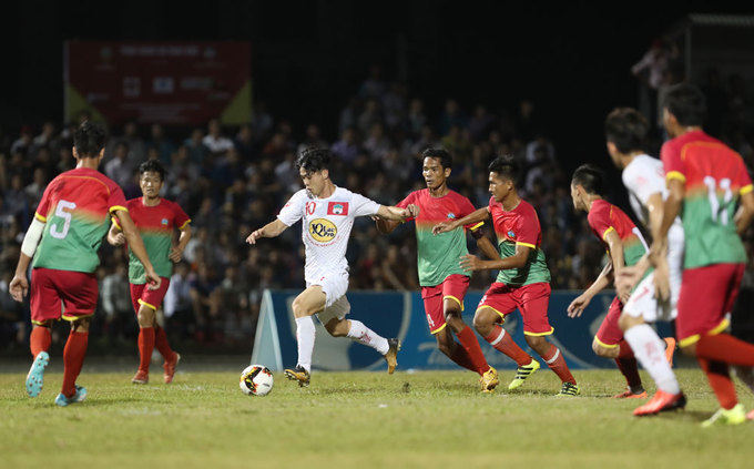 Bình Phước vỡ sân khi Công Phượng, Xuân Trường đến thi đấu